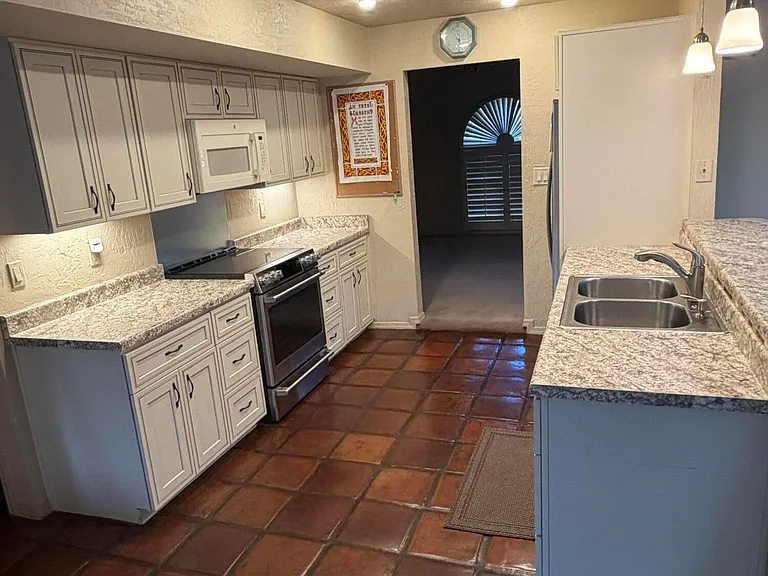 220 E Aster Dr — Photo 5