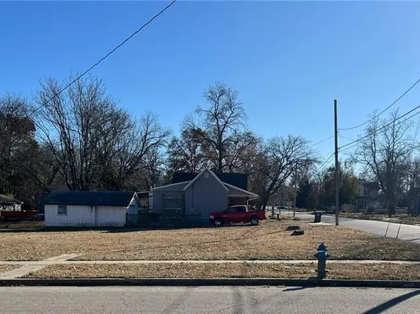 122-124 N Spring St, Nevada, MO 64772