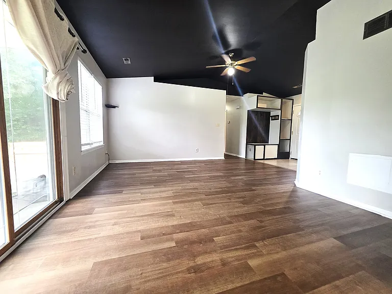 324 Palomino Ln — Photo 3
