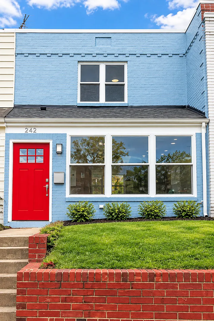 Modern 2BR/2.5BA Home with Spacious Backyard in Lily Ponds — Photo 1