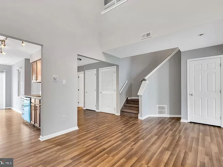 2303 Doral Dr — Photo 2