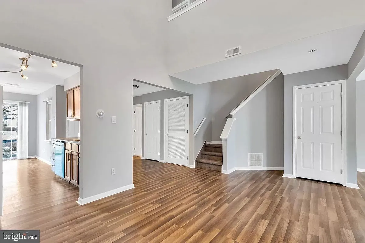 Building Photo - 2303 Doral Dr