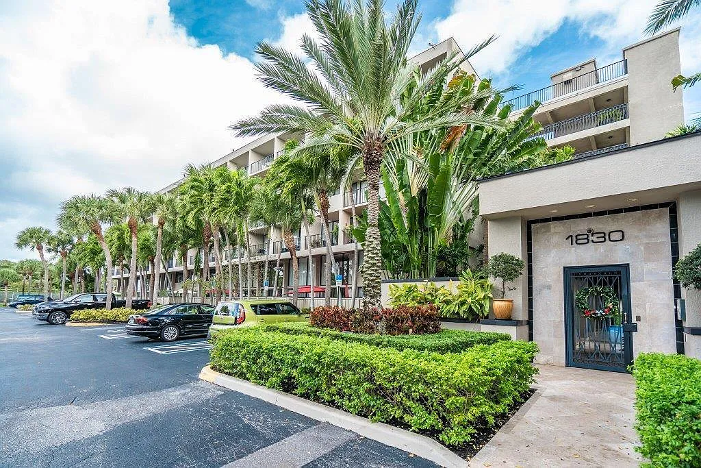 1 bed, 1.0 bath, 725 sqft, $2,100 — Photo 2