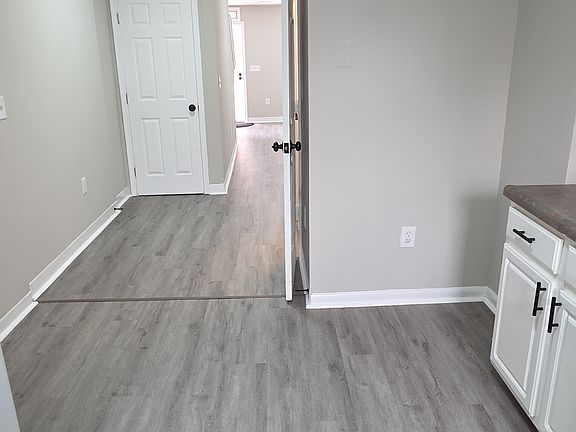 4th image of 121 N Bradford St