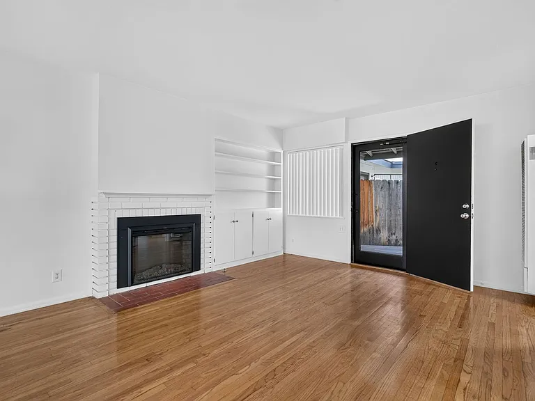 425 S Los Robles Ave — Photo 11