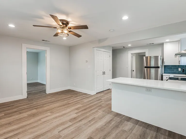 423 Avenue G — Photo 8