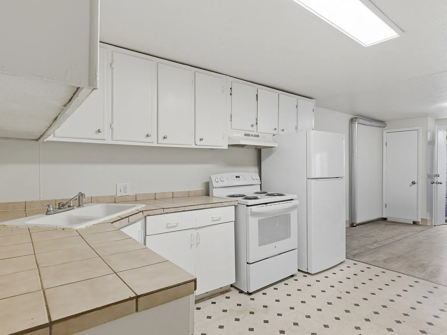 831 W Lennox St — Photo 3