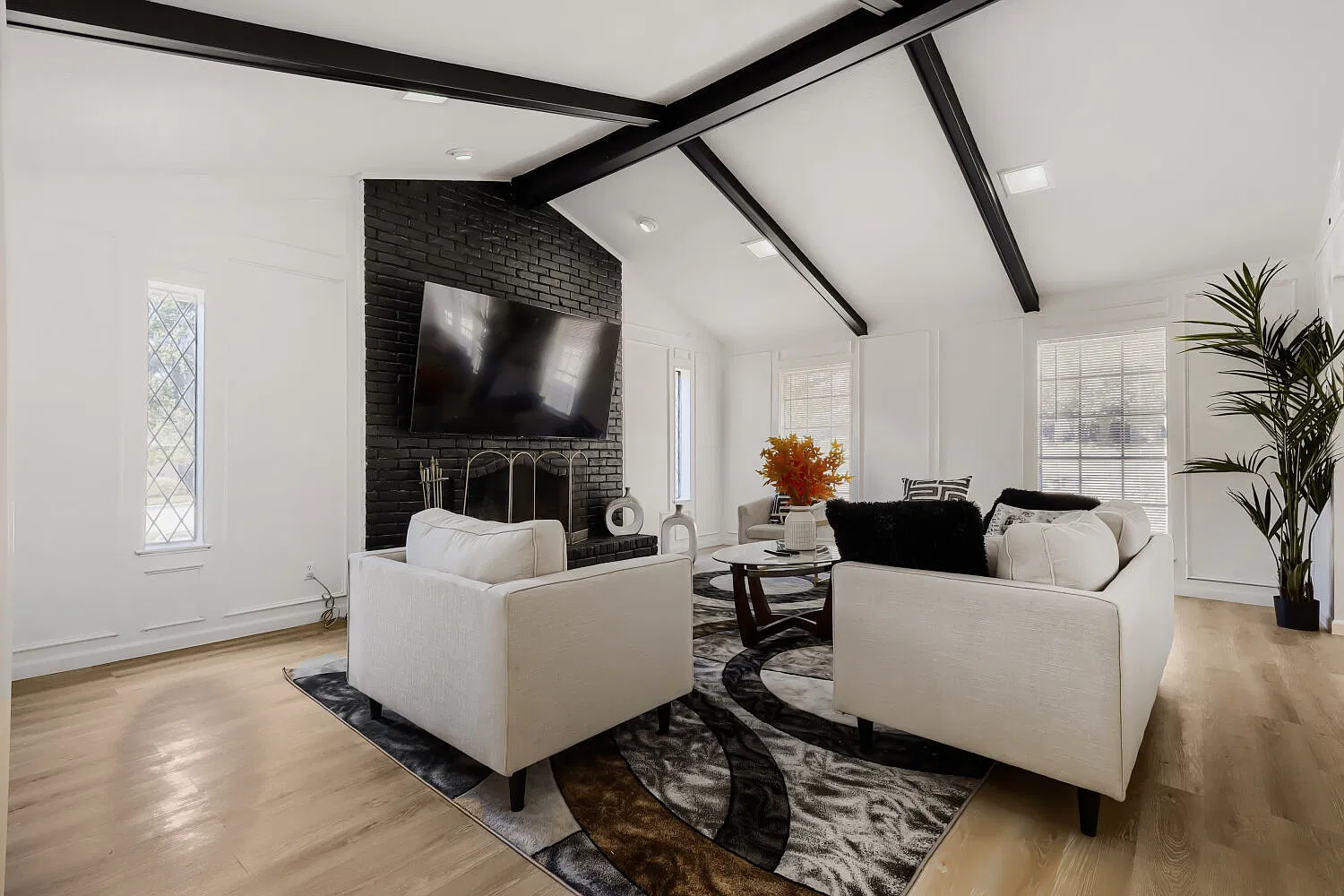 4 bed, 2512 sqft, $5,000 — Photo 1
