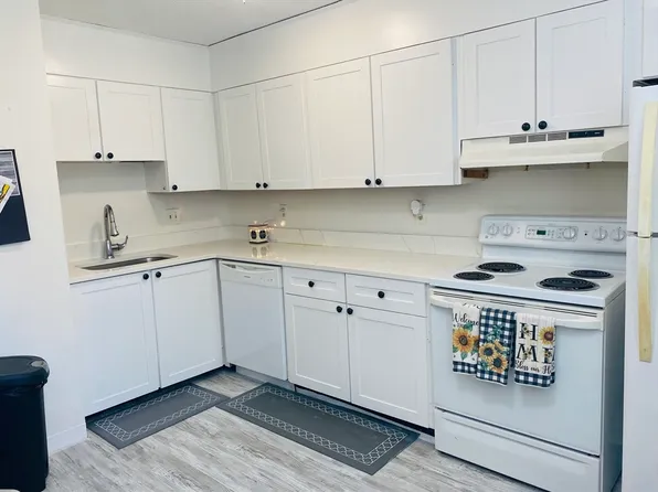 17 Chapel Hill Dr APT 3, Plymouth, MA 02360