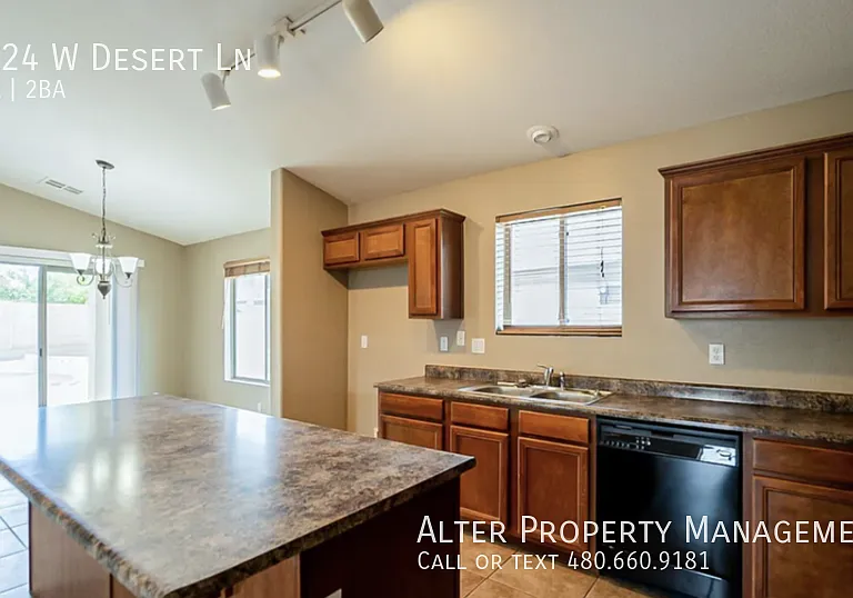 6524 W Desert Ln — Photo 4