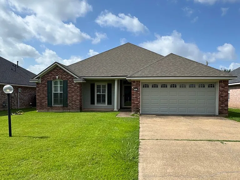 2914 Le Oaks — Photo 1