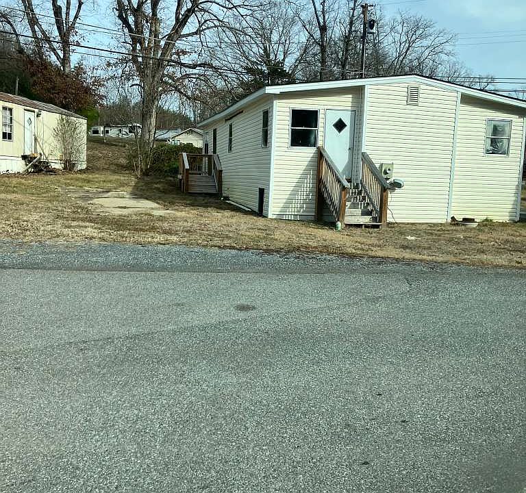 2nd image of 100 Nicholas Dr #B2
