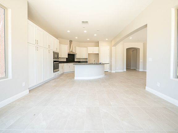 Pursuit 11314 - Interior