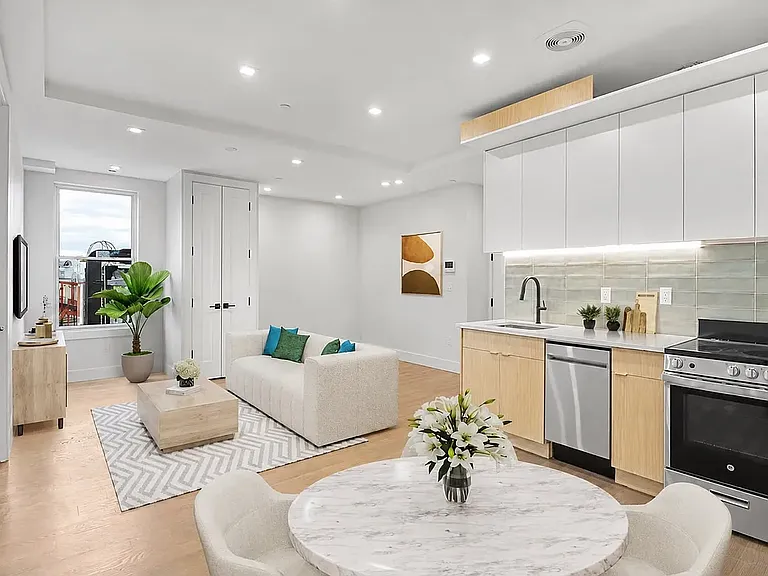 322 Graham Ave #2C — Photo 1