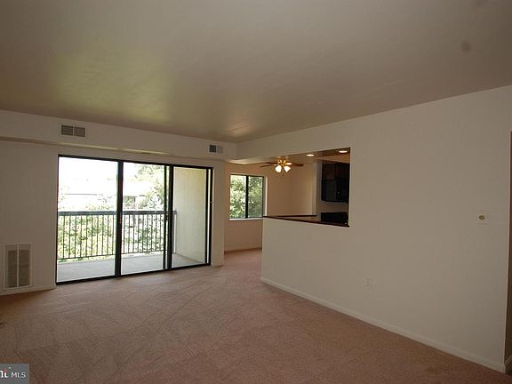 4th image of 611 Center St APT 202