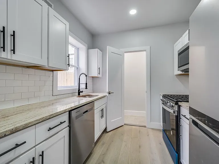 1903 N Taylor St — Photo 3