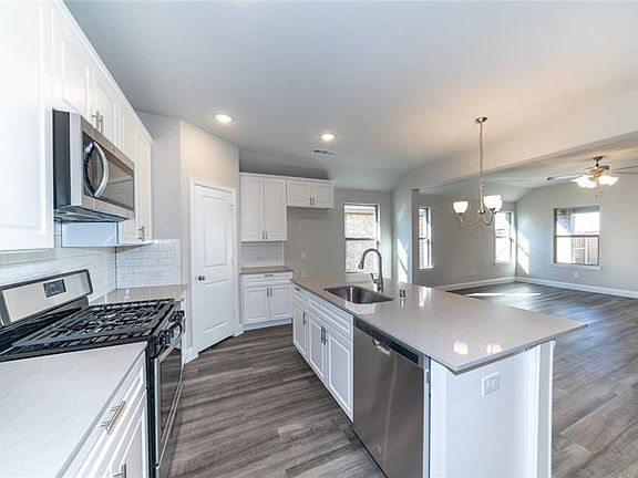 4th image of 3609 Venetian Ct