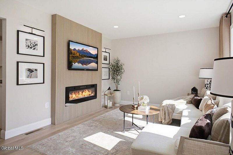 3rd image of 31 Arbutus Drive