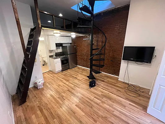 Rented by KNOCKKNOCK LLC | media 8