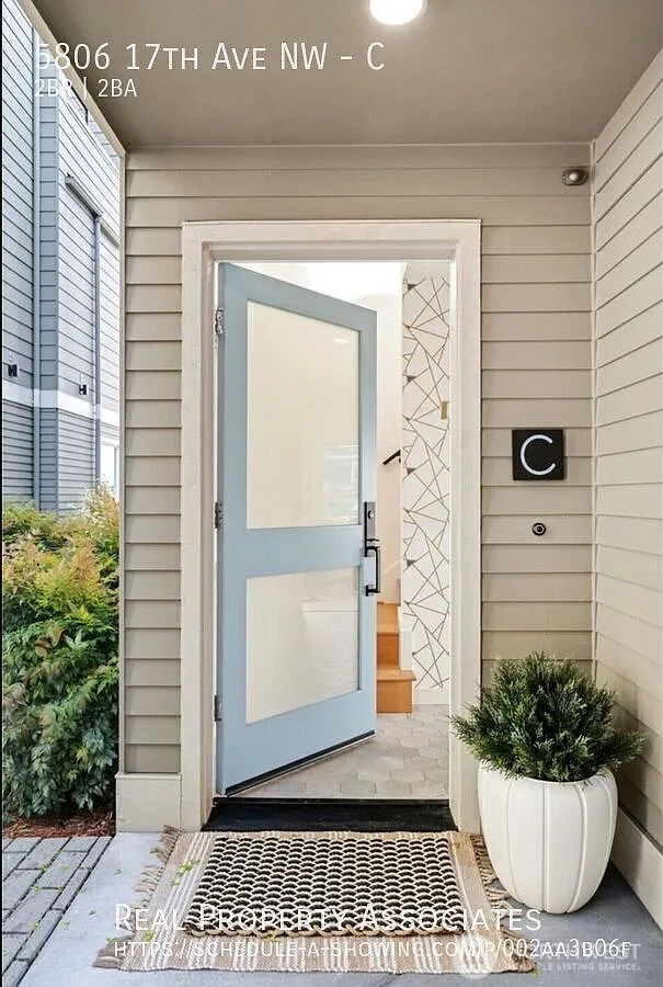 Modern Townhouse Just Blocks from Market Street Rooftop Views, Stylish Finishes & Pet-Friendly! — Photo 2