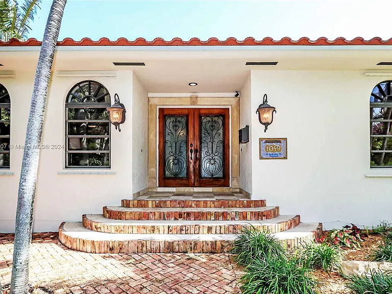 1049 N Southlake Dr — Photo 38