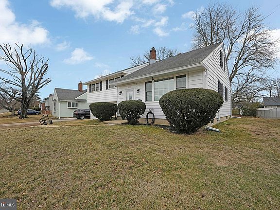 2nd image of 303 N Woodstock Dr
