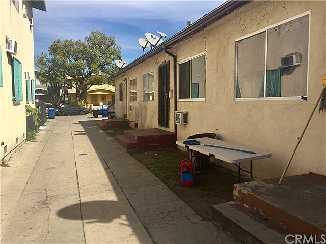 2nd image of 846 W 40th Pl