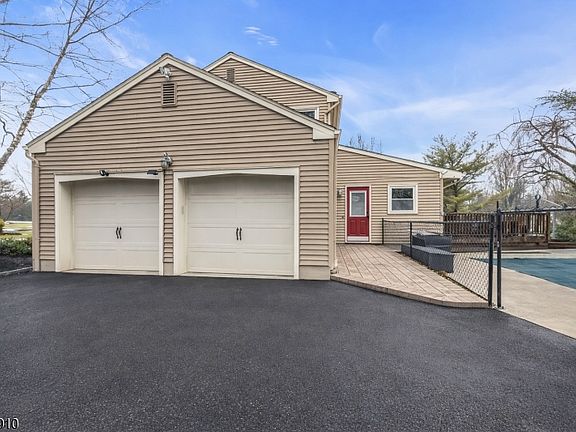 3rd image of 5 Walnut Grove Rd