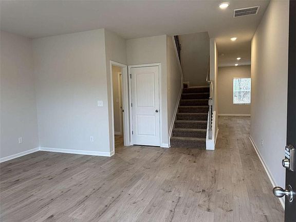 3rd image of 207 Crabapple Rd