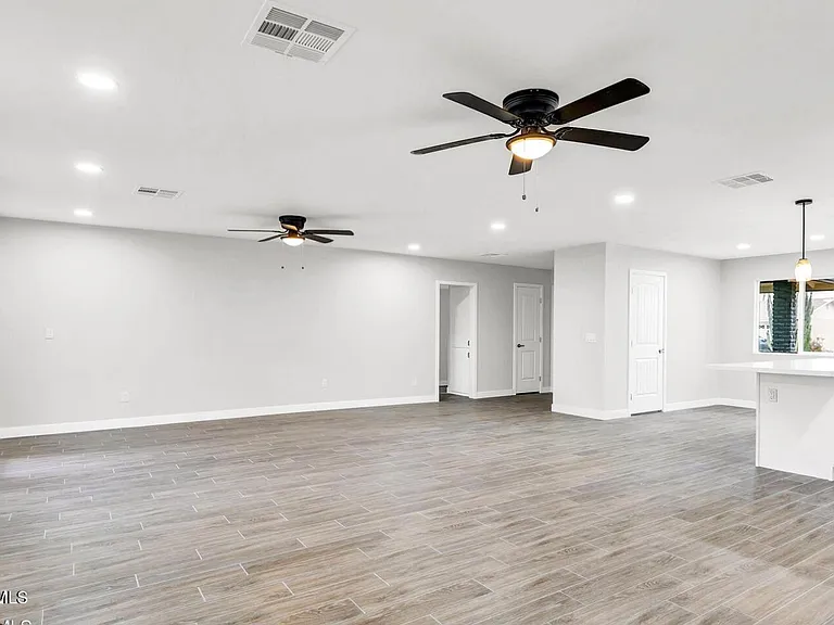 10602 W Cumberland Dr — Photo 10