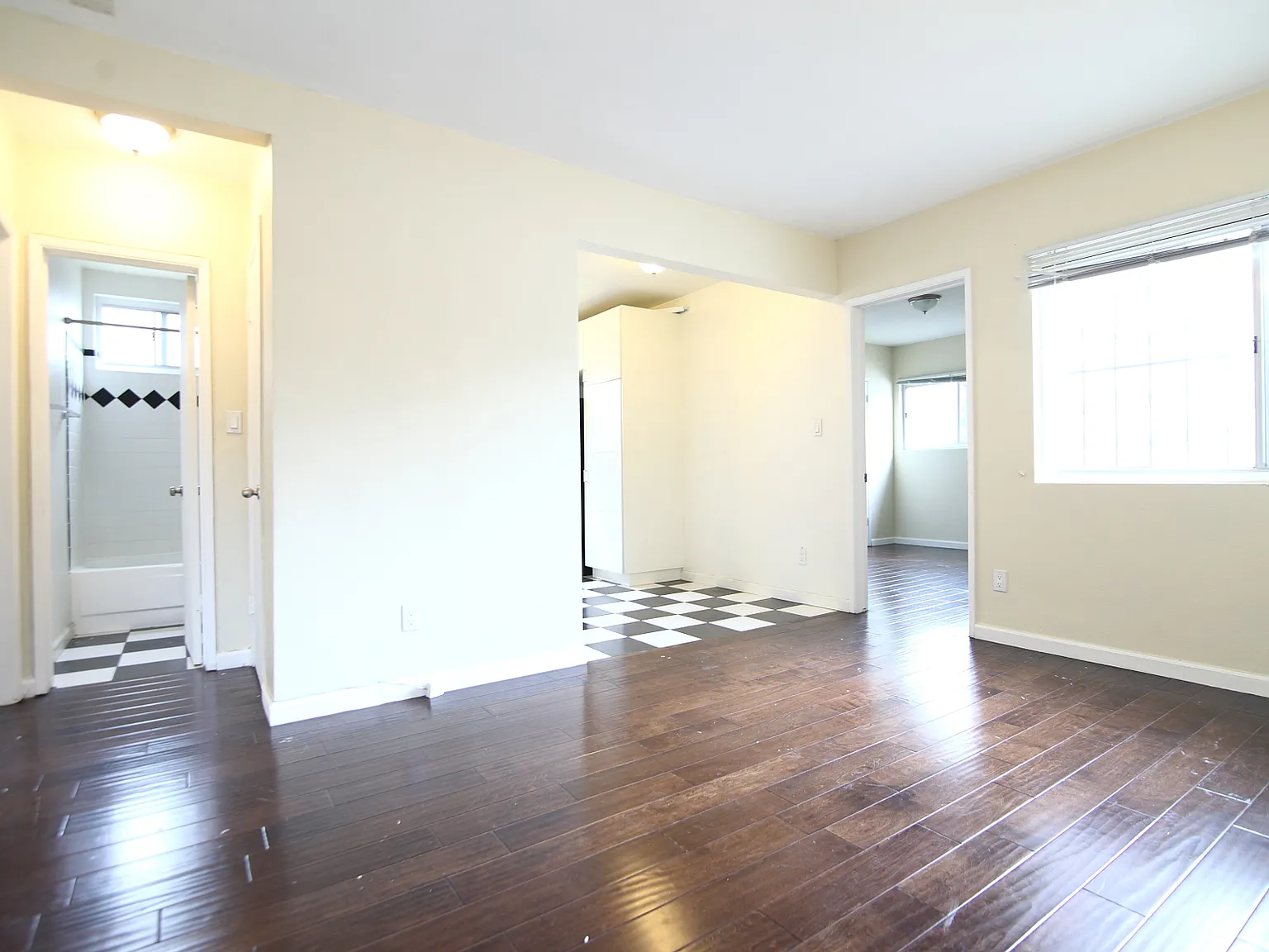 3 bed, 1.5 bath, 900 sqft, $3,695 — Photo 2