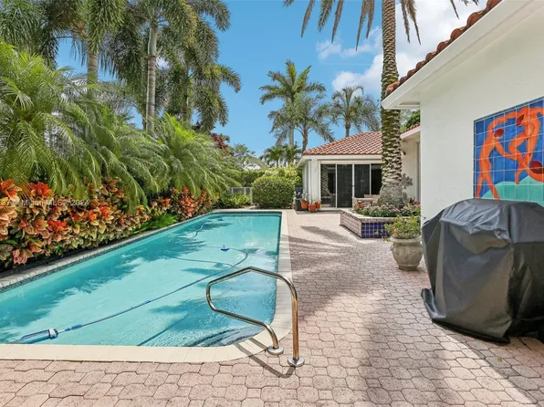 1121 Bel Aire Dr E, Pembroke Pines, FL 33027