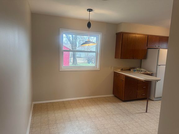 5th image of 215 Sunset Dr
