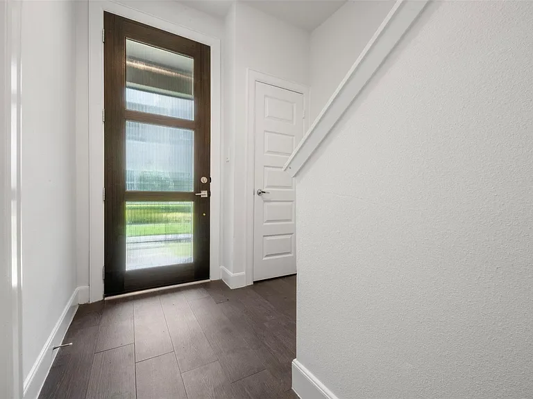 2737 Clinton Dr — Photo 2