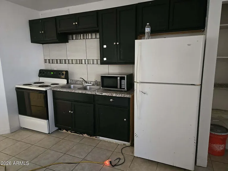 909 N Kadota Ave — Photo 2