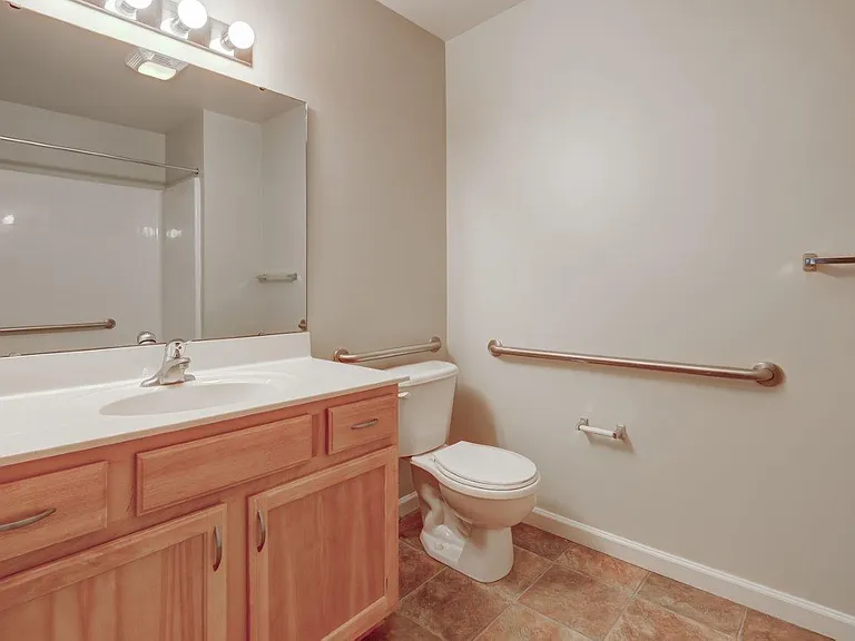 Saratoga Crossing Apartments & Townhomes — Photo 16