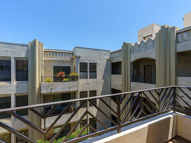 Metro Art Toluca Lake — Photo 48