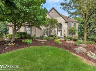 1290 Creek Pointe Dr, Rochester, MI 48307