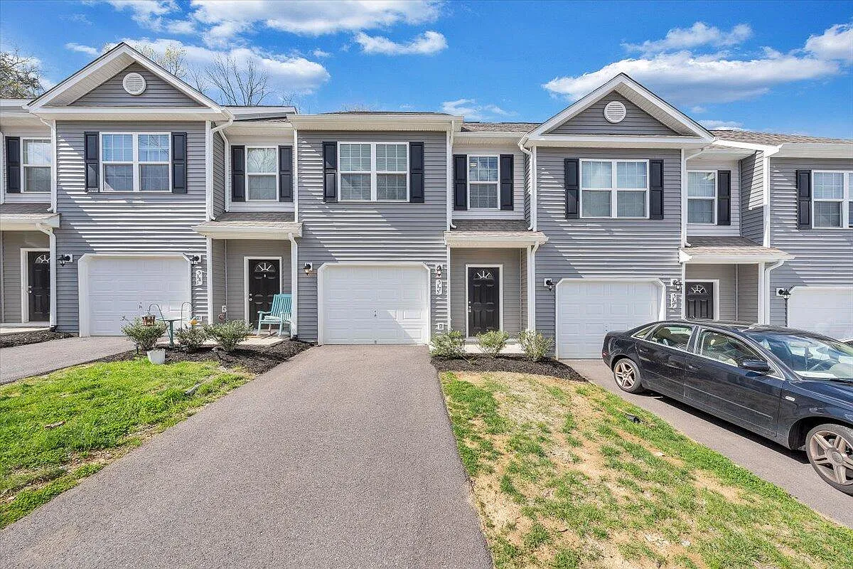 2 bed, 2.5 bath, 1312 sqft, $1,799 — Photo 1