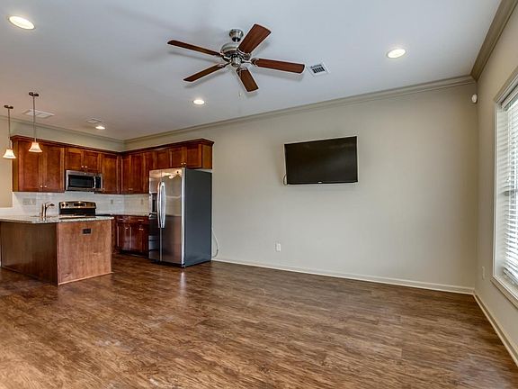 5th image of 942 Parkview Dr #A
