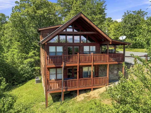 1713 Bear View Rd, Sevierville, TN 37876