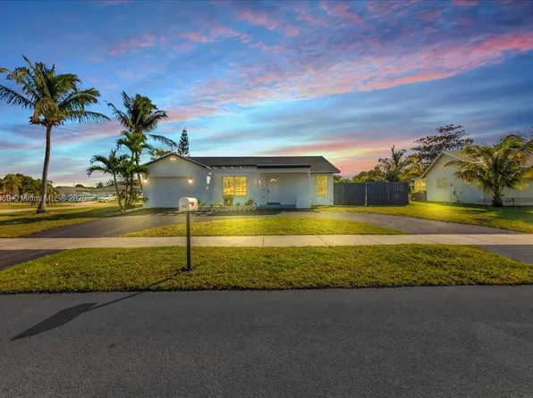 912 Cardinal Pl, Homestead, FL 33035