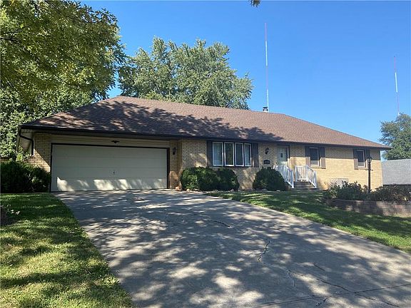 3rd image of 3517 Emerald Ln