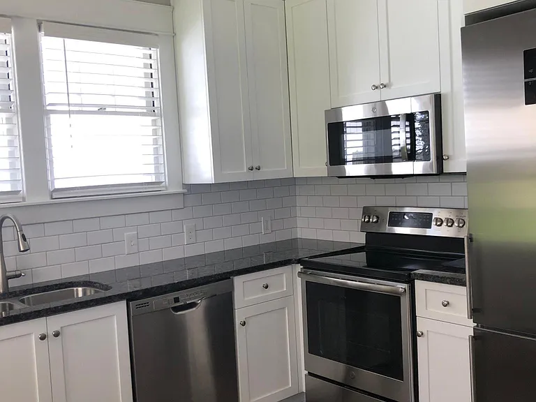 1810 Stevens Ave — Photo 1