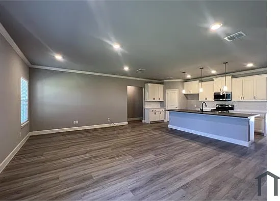 5 bed, 2300 sqft, $2,700 — Photo 4