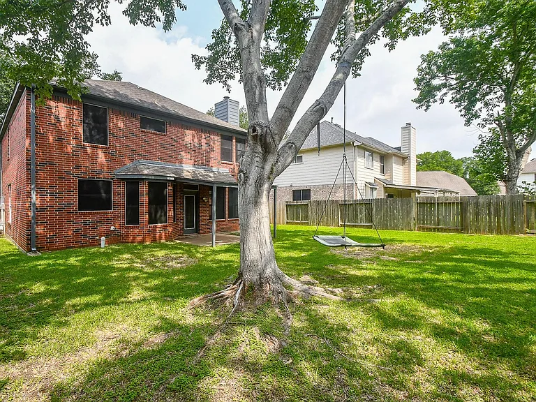 215 Windrift Ct — Photo 31