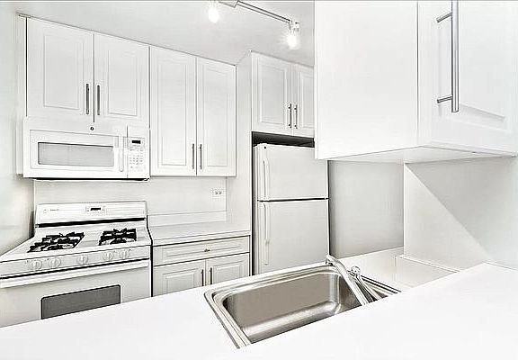 4th image of 400 E 71st St APT 2N
