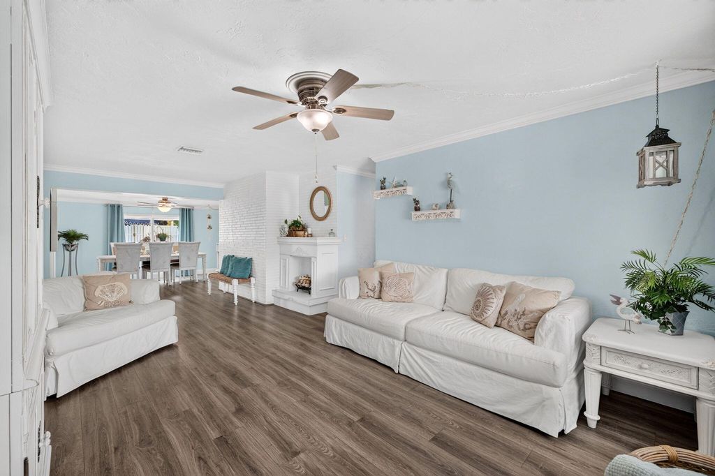 1131 NE 3rd Street, photo 3