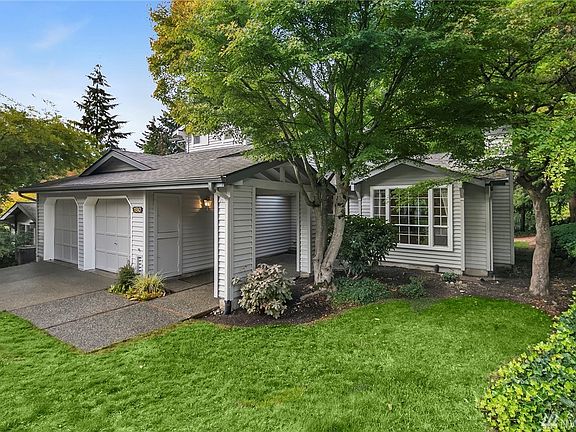 Corner/end unit with just one shared wall next to garage. Feels like a single family home...
