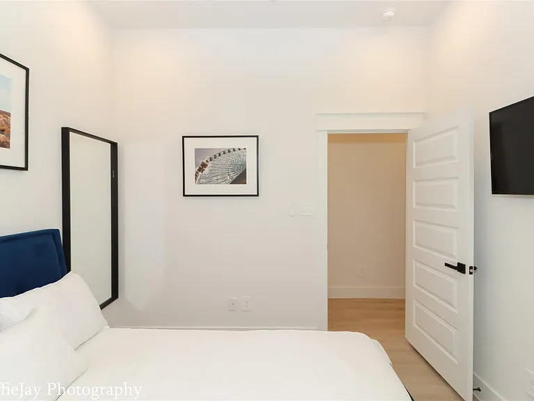 4834 Higgins St #B — Photo 17